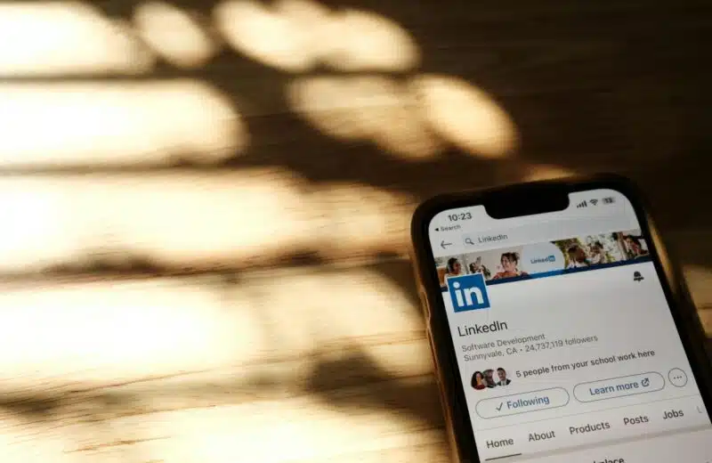 application Linkedin ouverte sur un smartphone