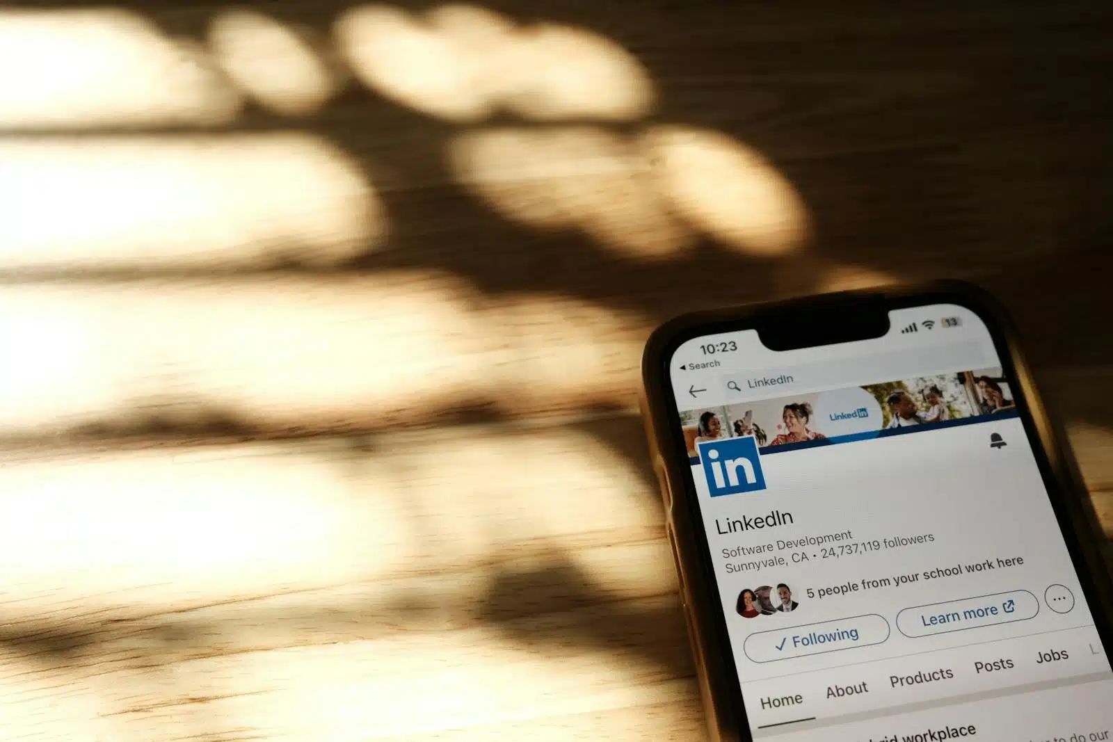 application Linkedin ouverte sur un smartphone