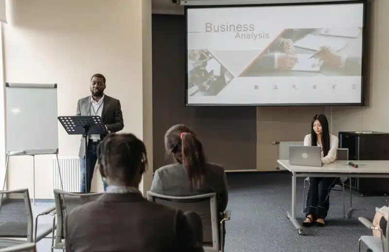 Les avantages d’un écran numérique interactif pour les réunions en entreprise