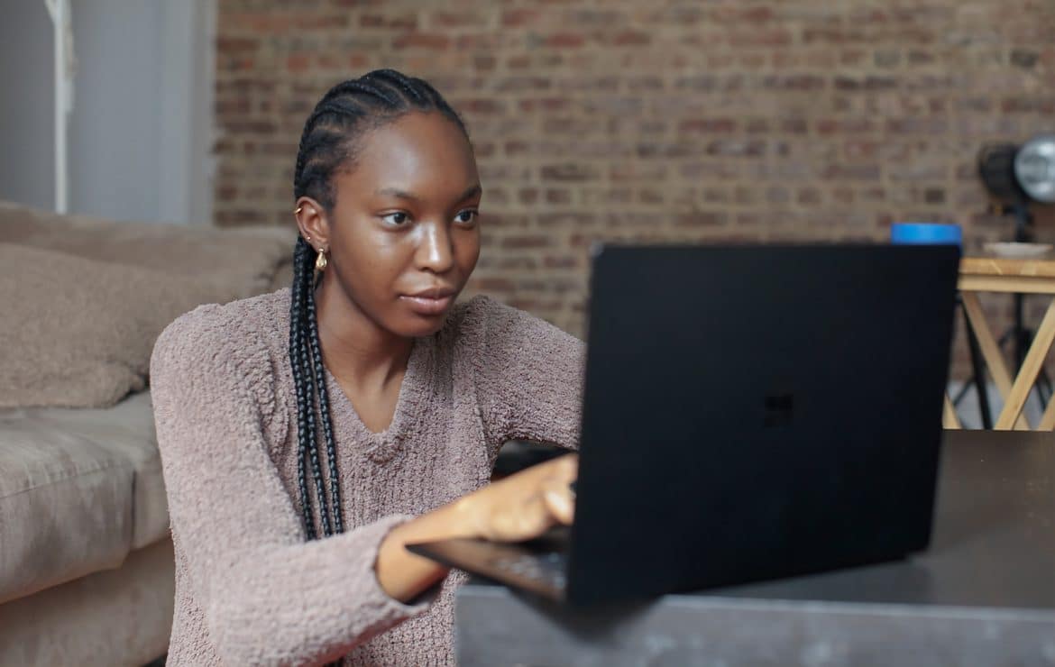 une personne utilisant un ordinateur portable