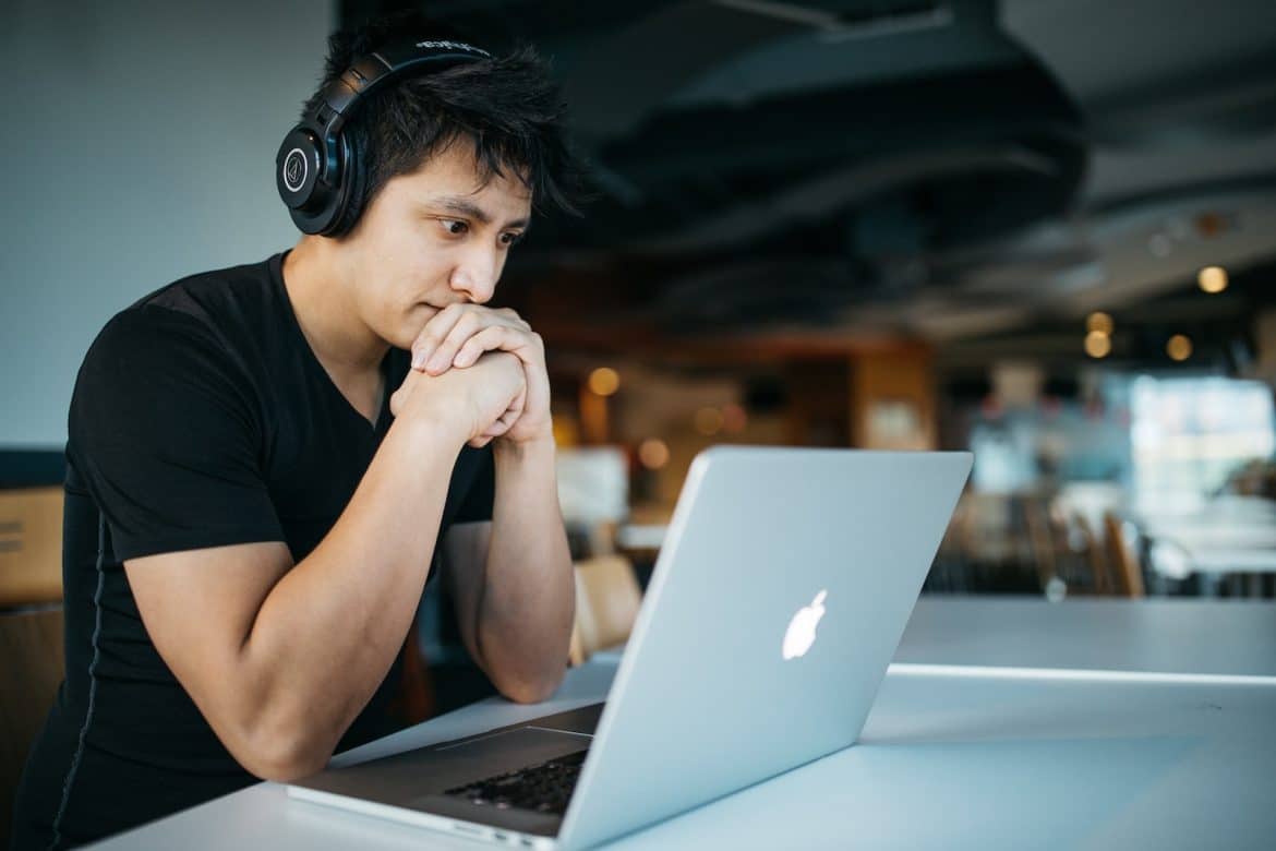une personne suivant une formation en ligne