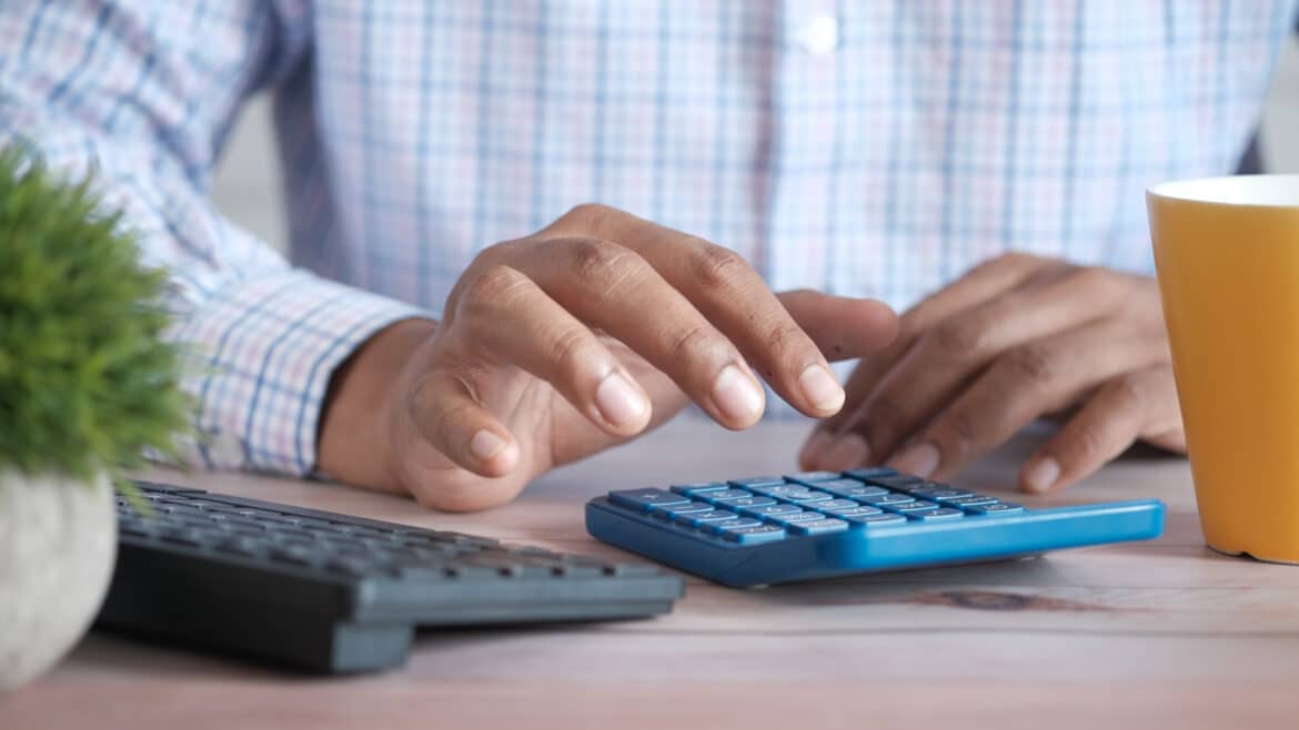 une personne utilisant des calculatrices