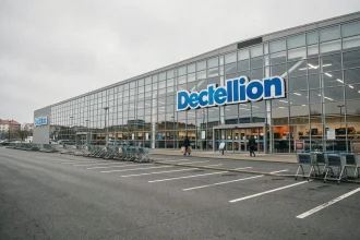 Façade extérieure d'un magasin Decathlon avec parking quasi vide, illustrant les rumeurs de fermeture en 2026