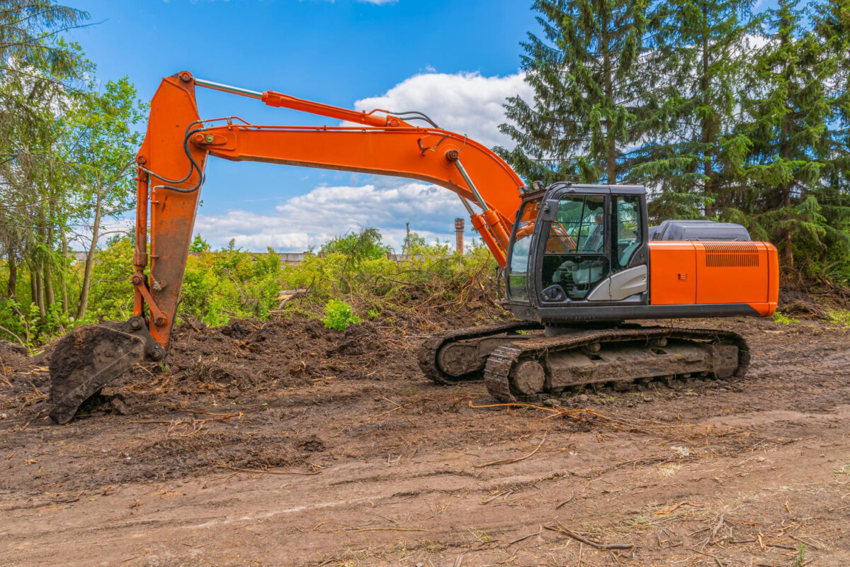 mini-pelle sur chantier