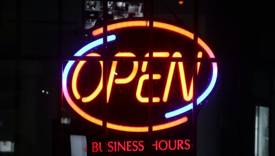 Tous les avantages d'une enseigne lumineuse géante pour votre commerce