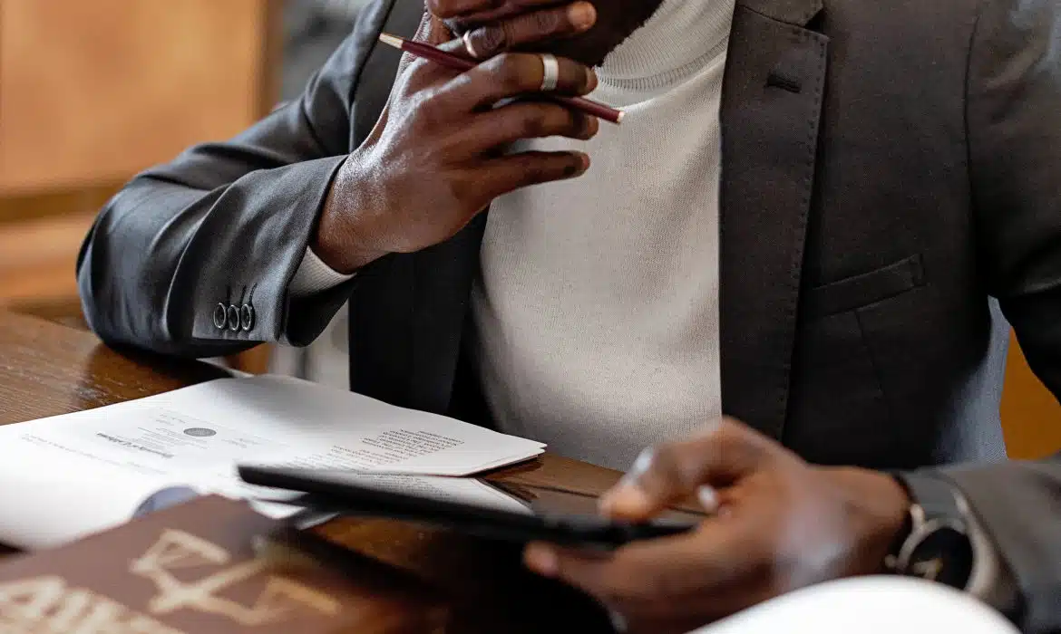 Détecter et contester les clauses abusives dans les contrats commerciaux : guide pratique
