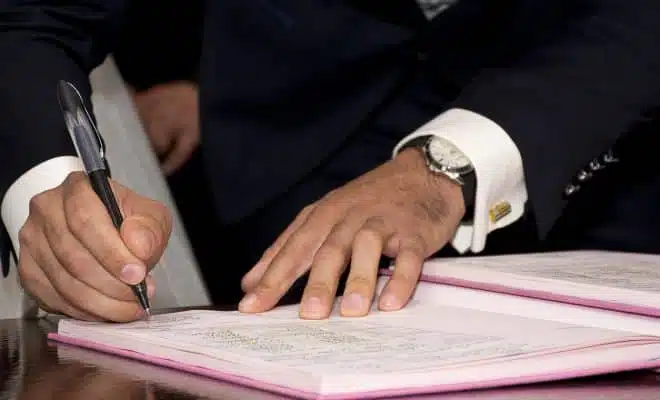Les contrats commerciaux : tout ce que vous devez savoir pour protéger votre entreprise